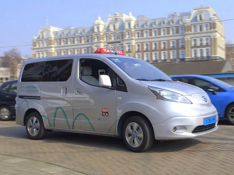 Taxi v Amsterdamu jedou na elektřinu